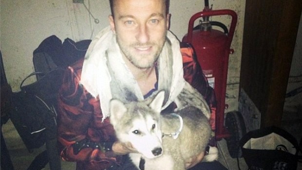 Francesco Facchinetti picchia un uomo che a sua volta stava picchiando un cane