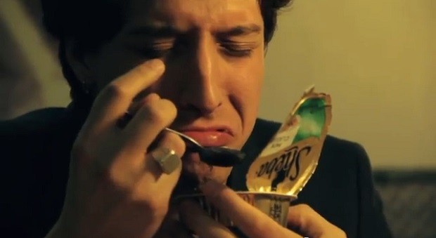 Mangiare cibo per gatti