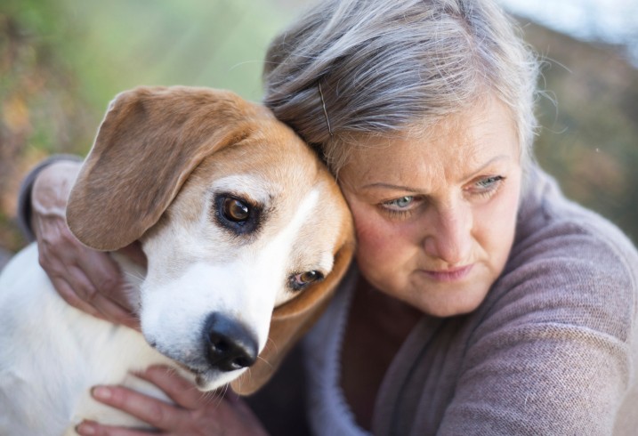 Una donna con il suo cane