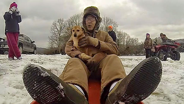 L'anziano veterano di guerra che si diverte in slitta con il suo cane
