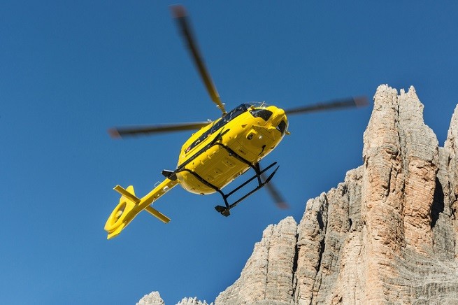 Uomo cade in un dirupo e muore: un cane lo veglia, l'altro va a chiamare soccorsi