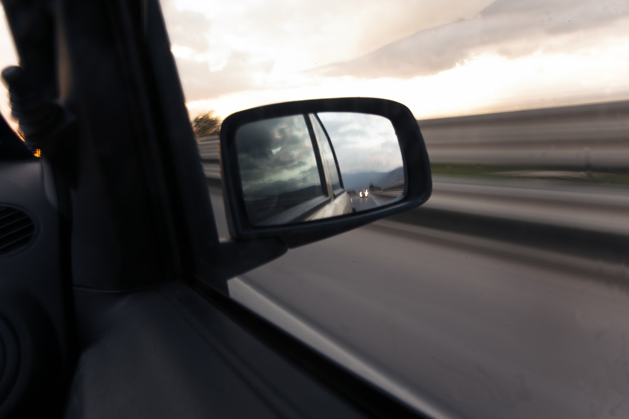 Gattino buttato da un’auto in corsa