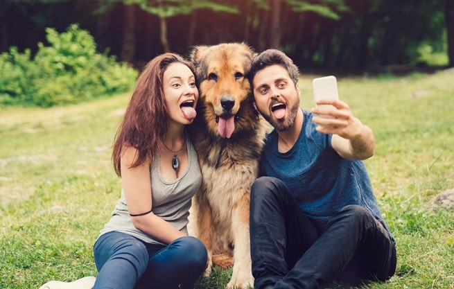 Proprietari si fanno selfie col cane