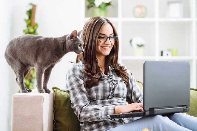 Gatto che si comporta come il suo proprietario
